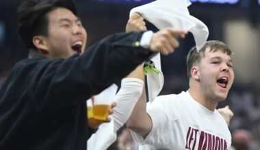 Cleveland Cavaliers fans cheer