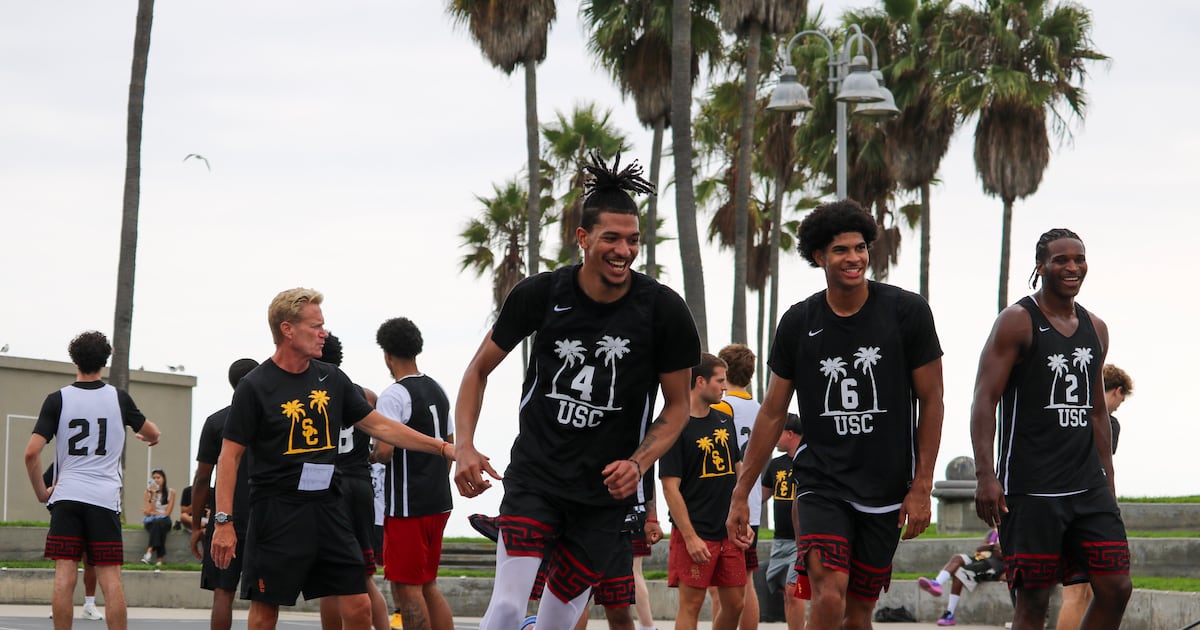 USC men’s basketball’s day in the sand – Annenberg Media