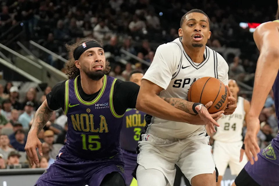 San Antonio Spurs forward Keldon Johnson (0) drives to the basket while defended by New Orleans Pelicans guard Jose Alvarado (15)© Scott Wachter-Imagn Images