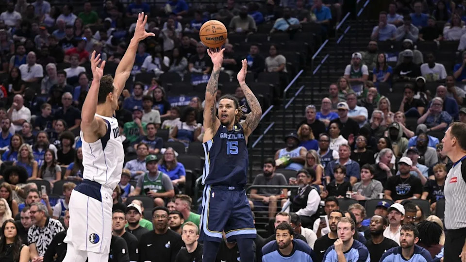 Memphis Grizzlies forward Brandon Clarke (15) makes a shot over Dallas Mavericks center Dwight Powell (7)© Jerome Miron-Imagn Images