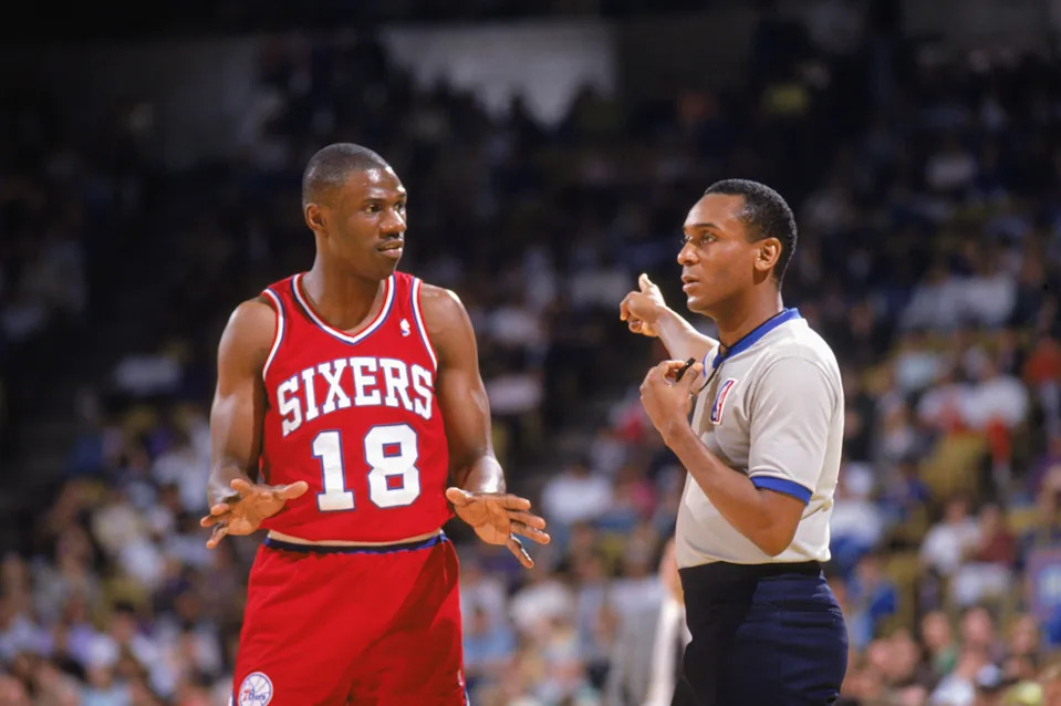 1990: Derek Smith #18 of the Philadelphia 76ers talks to a referee during the 1989-1990 NBA season. (Photo by Tim Defrisco/Getty Images)
