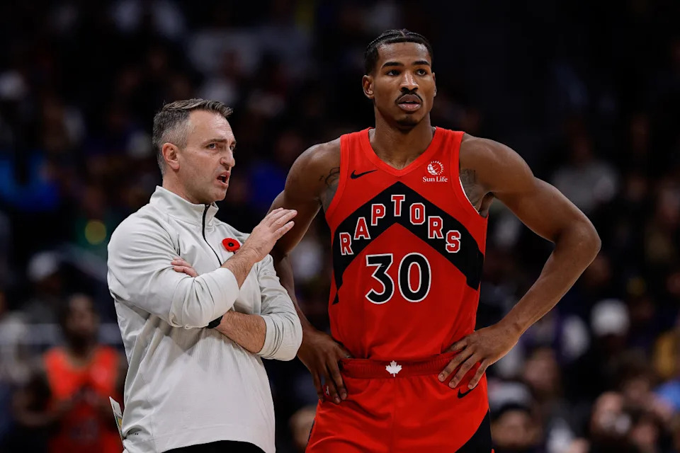 Toronto Raptors head coach Darko Rajakovic talks with guard Ochai Agbaji (30)© Isaiah J. Downing-Imagn Images