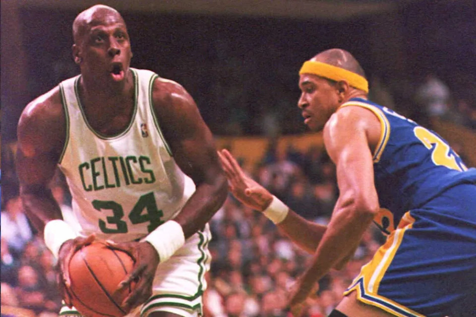 BOSTON, : Xavier McDaniel (L) of the Boston Celtics drives to the basket past Chris Gatling (R) of the Golden State Warriors 27 January 1995 at the Boston Garden. (COLOR KEY: Ball is orange.) AFP PHOTO (Photo credit should read JOHN MOTTERN/AFP via Getty Images)