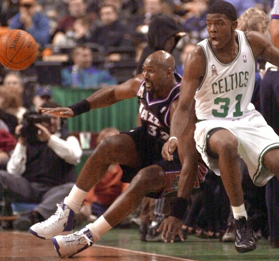BOSTON, UNITED STATES: Joe Johnson (R) of the Boston Celtics battles Karl Malone (L) of the Utah Jazz in the first quarter 21 December 2001 at the Fleet Center in Boston, Massachusetts. AFP PHOTO/JOHN MOTTERN (Photo credit should read JOHN MOTTERN/AFP via Getty Images)