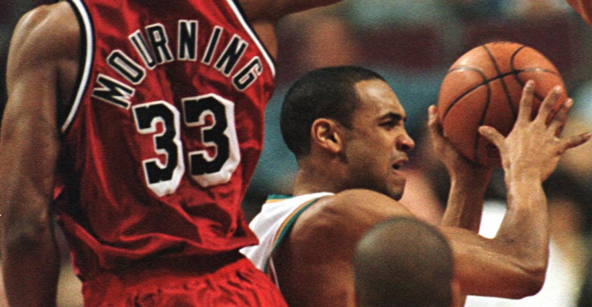 YouTube Gold: Grant Hill Embarrasses Alonzo Mourning