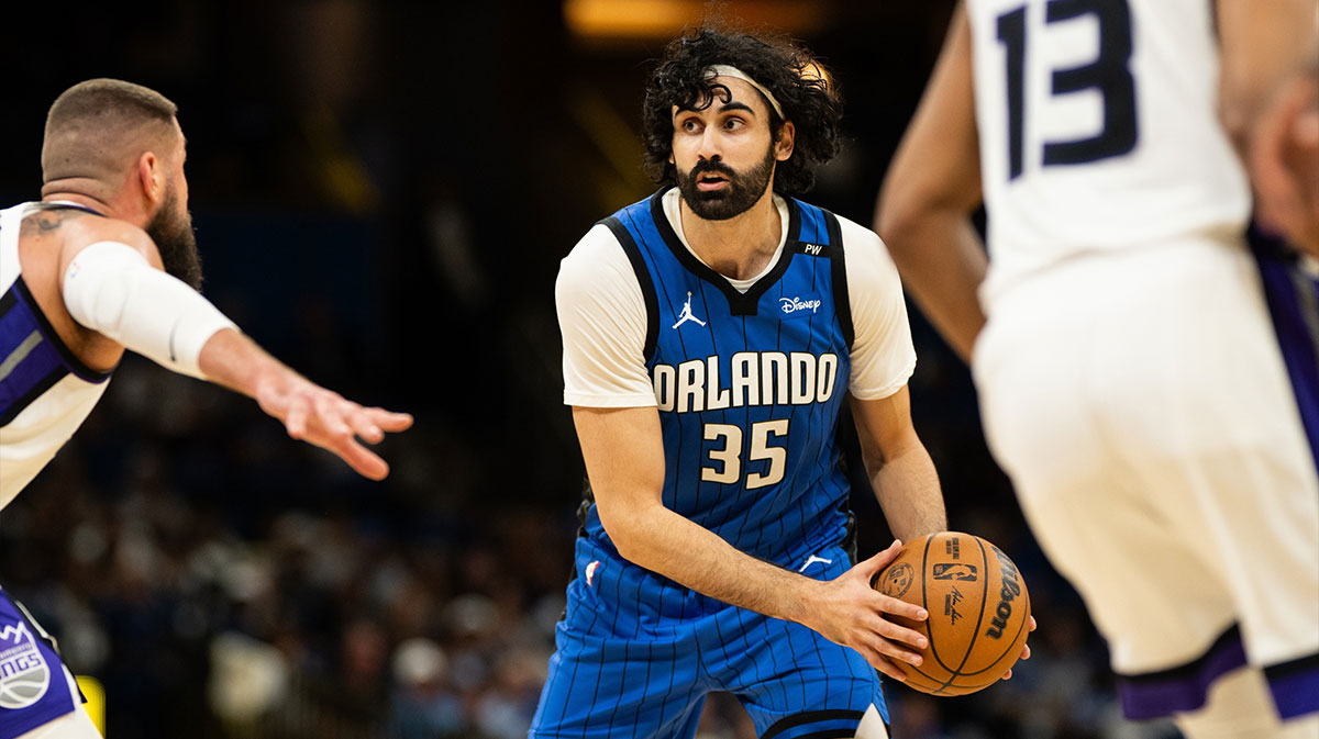 Orlando Magic center Goga Bitadze (35) looks for the pass against Sacramento Kings center Jonas Valančiūnas (17) in the fourth quarter at Kia Center.