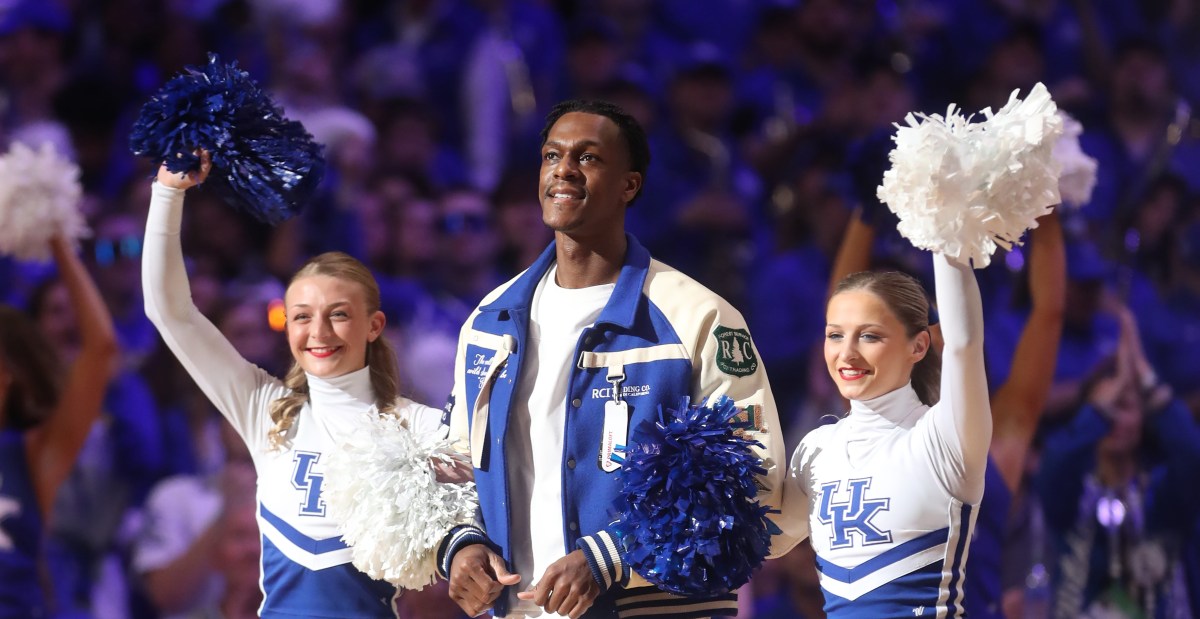 Rajon Rondo talks to current Kentucky Basketball team