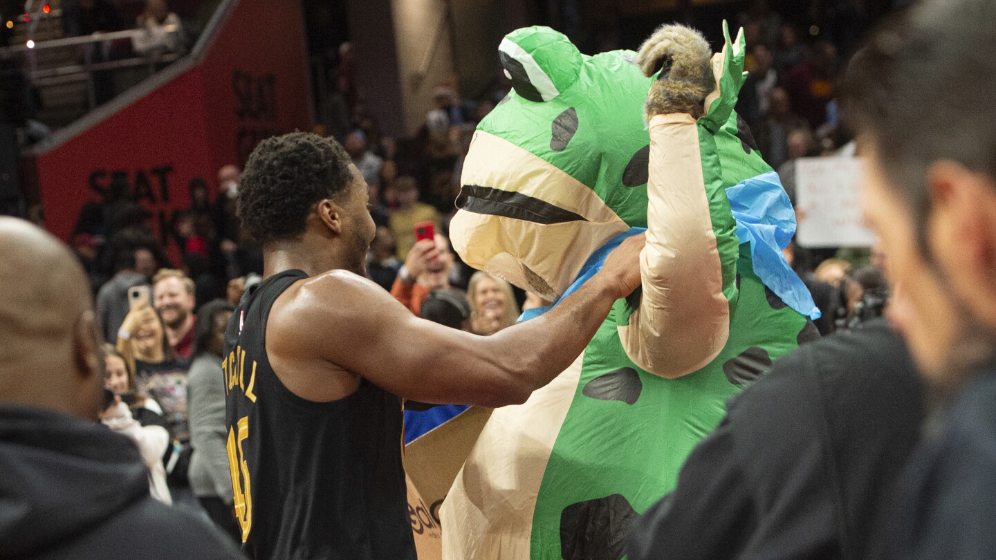 Jump around: Cavaliers improve to 14-0, celebrate by dancing with frog mascot