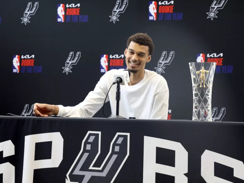 Wembanyama goes full alien and accepts Rookie of the Year award at San Antonio planetarium