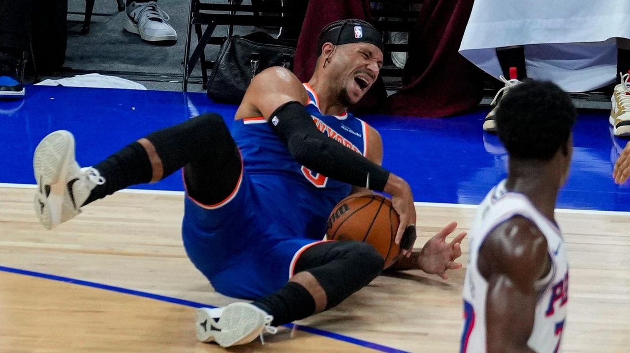 Knicks' Josh Hart exits preseason game against 76ers with injury