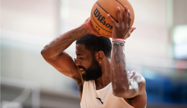 Kyrie Irving returned to the court amid his heartbreaking ACL Injury las season with the Dallas Mavericks - MARCA