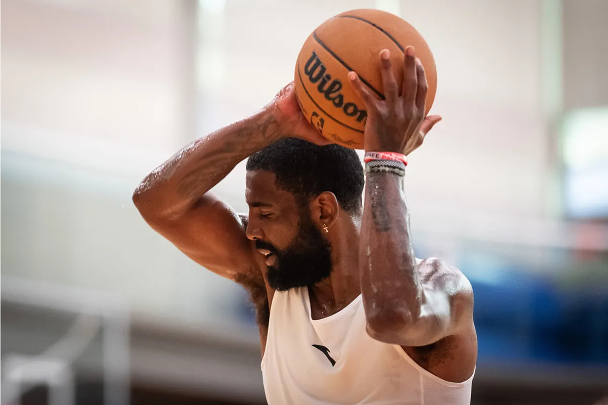 Kyrie Irving returned to the court amid his heartbreaking ACL Injury las season with the Dallas Mavericks - MARCA