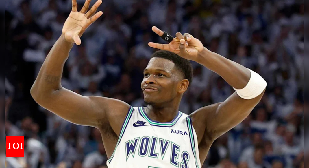 “Man of the people” - Anthony Edwards earns heartwarming praise from NBA fans he tries to help a supporter from off the court | NBA News