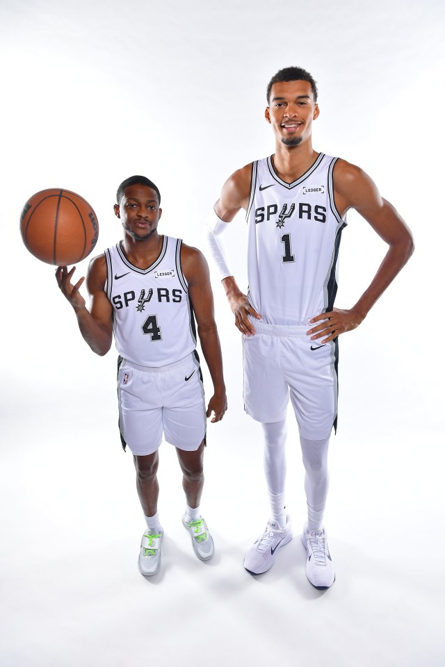 De’Aaron Fox and Victor Wembanyama pose for a photo smiling