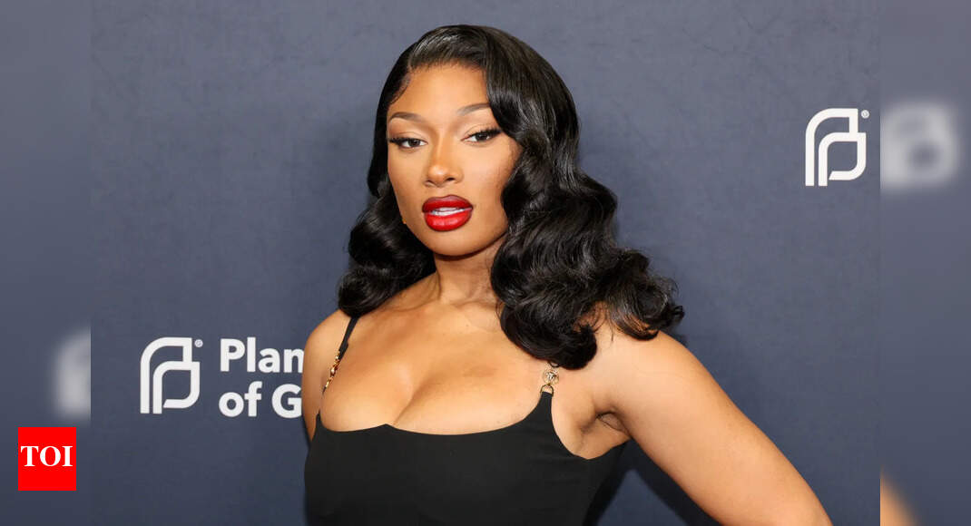 Megan Thee Stallion makes courtside debut at Dallas Mavericks’ preseason game to support boyfriend Klay Thompson | NBA News