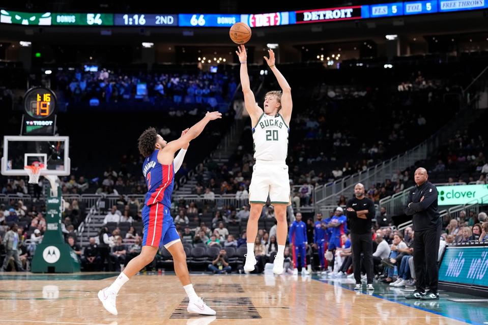 Detroit Pistons v Milwaukee Bucks