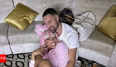 Megan Thee Stallion takes on the role of a perfect girlfriend after Klay Thompson's Dallas Mavericks lose opening match to San Antonio Spurs | NBA News