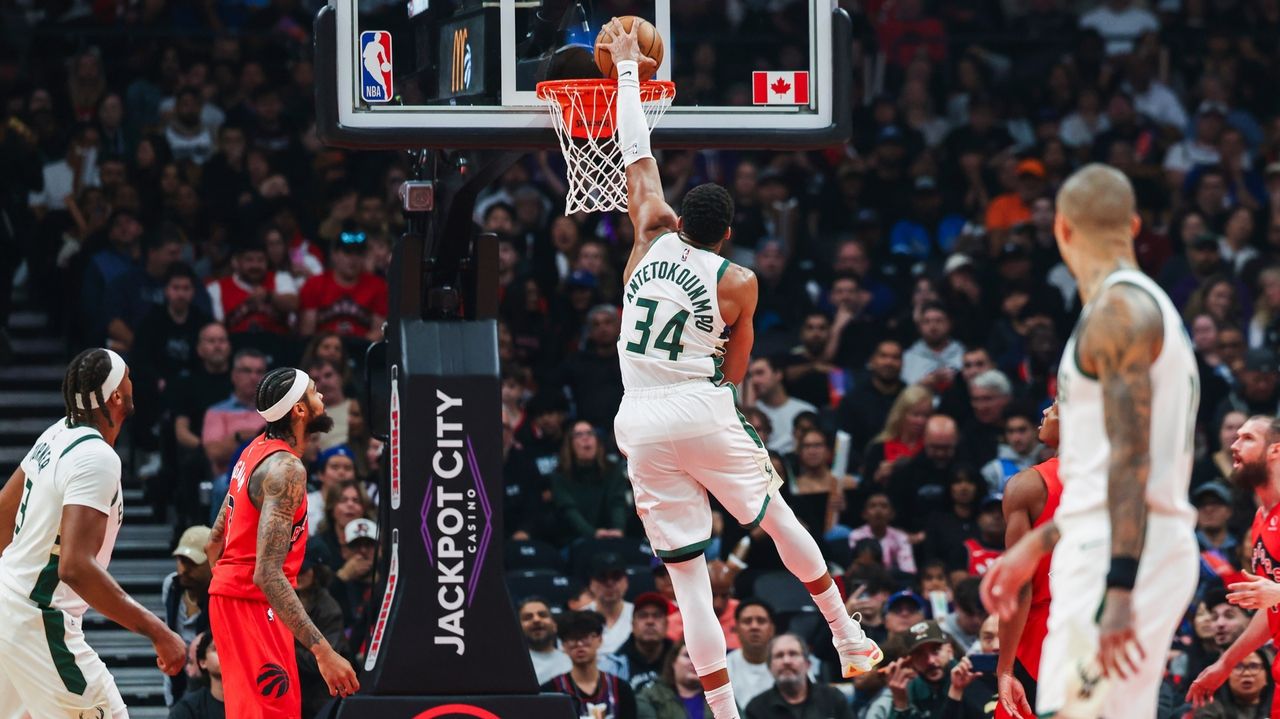 Antetokounmpo has 31 points and 20 rebounds in the Bucks' victory over the Raptors