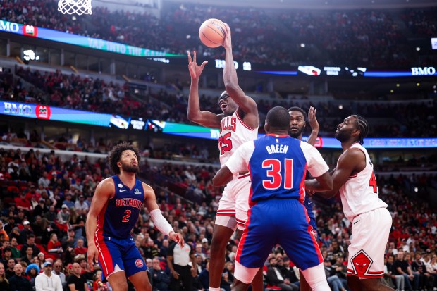 Bulls' Jalen Smith goes up for a shot during the first quarter of the home opener against the Pistons at the United Center on Oct. 22, 2025. (Armando L. Sanchez/Chicago Tribune)