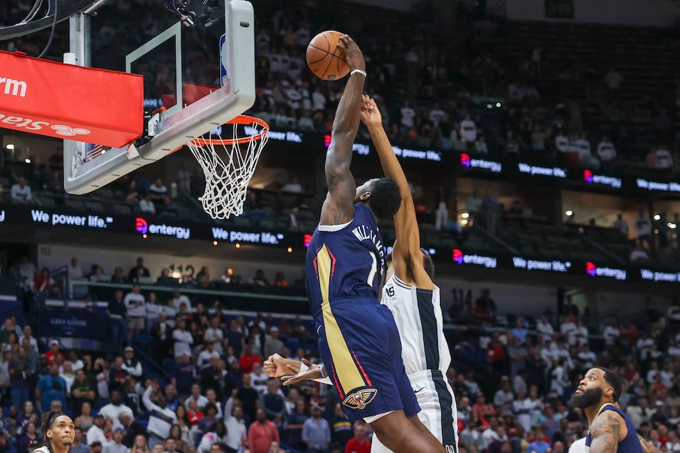 New Orleans Pelicans forward Zion Williamson (1) dunks against San Antonio Spurs forward...