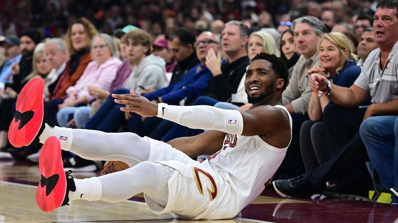 Mitchell scores 24, Mobley goes perfect at free throw line as Cavaliers edge Bucks 118-113
