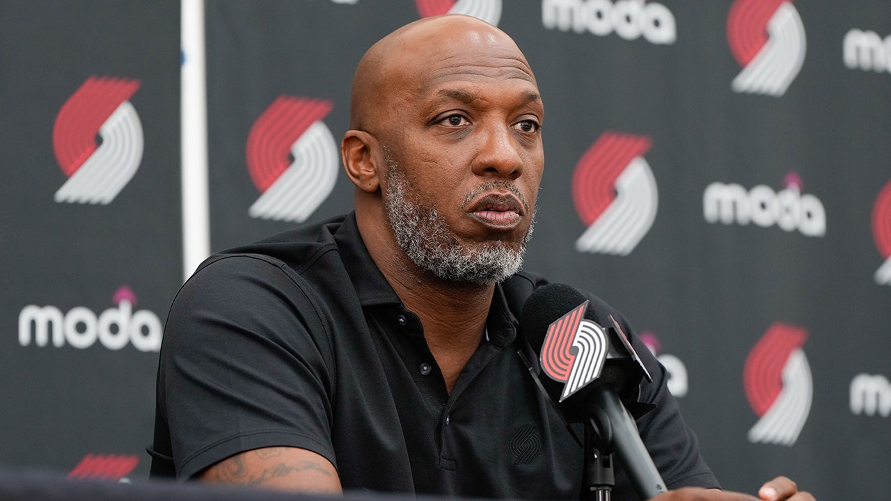 Clippers fans jeer Trail Blazers after Chauncey Billups arrest