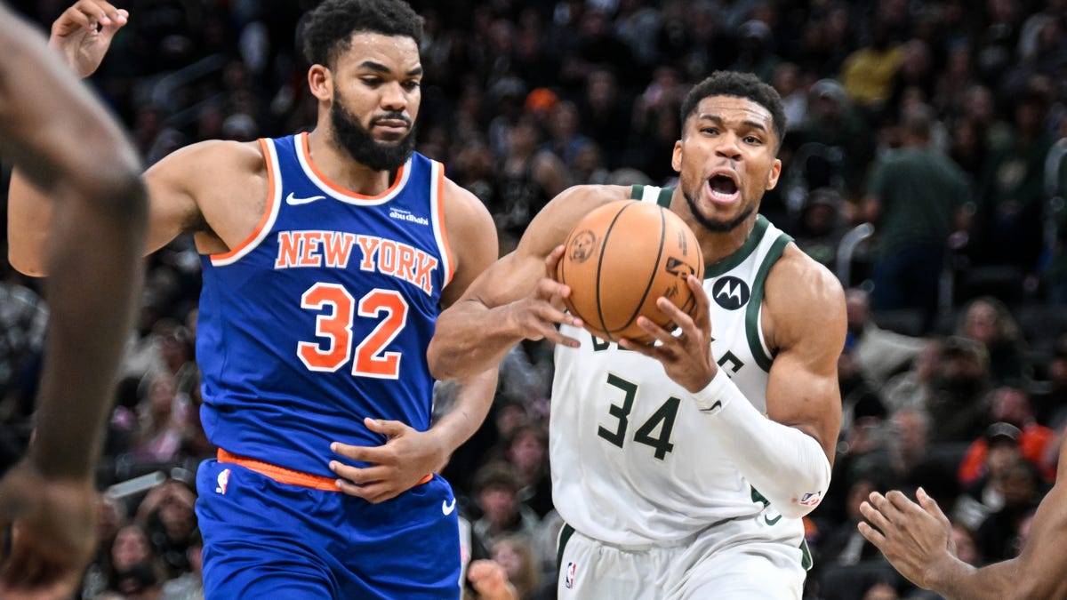 Everyone seems to think Giannis traveled against Knicks, but did he?