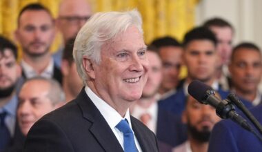 Mark Walter finalizes his purchase of a majority stake in the Los Angeles Lakers