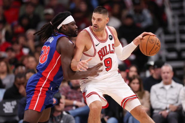 Pistons forward Isaiah Stewart guards Bulls center Nikola Vučević on Oct. 22, 2025, at the United Center. (Armando L. Sanchez/Chicago Tribune)