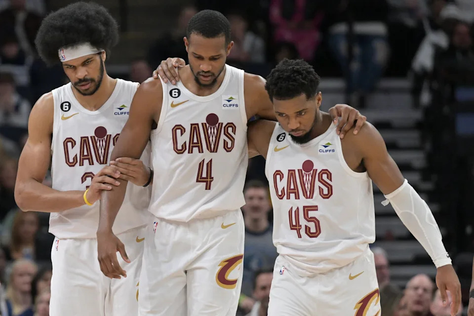 Cleveland Cavaliers forward Evan Mobley (4) is helped off the court by guard Donovan Mitchell (45) and center Jarrett Allen (31)© Jeffrey Becker-Imagn Images