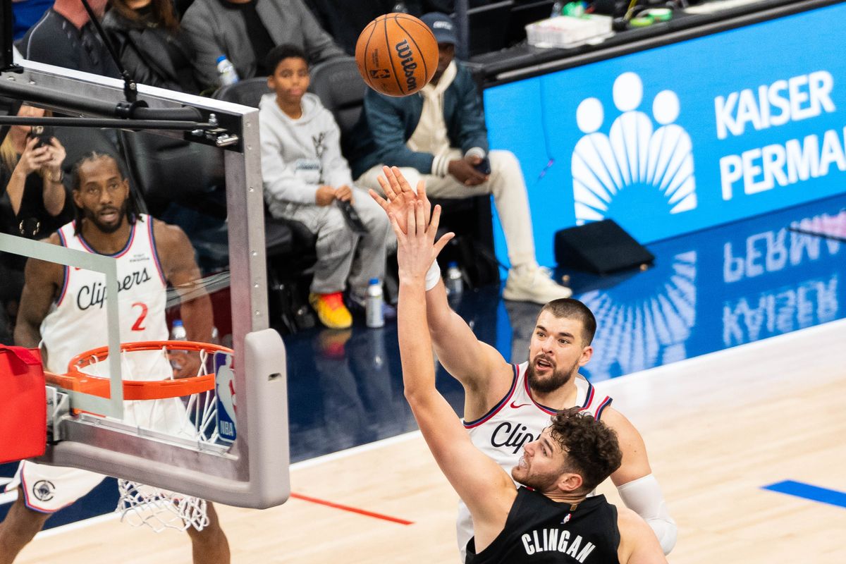 Los Angeles Clippers center Ivica Zubac (40) taking a hook shot during an NBA basketball game against the Portland Trailblazers, Sunday October 26th, 2025 in Inglewood, California. 