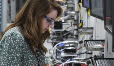 GM ends work on hydrogen fuel cell program, scraps Detroit plant plan