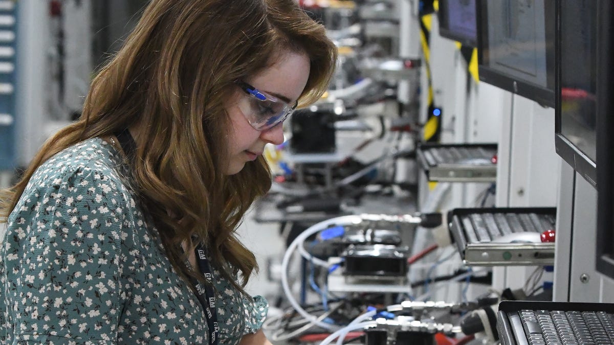 GM ends work on hydrogen fuel cell program, scraps Detroit plant plan