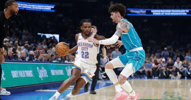 How on EARTH did Cason Wallace hit this shot from behind the backboard??