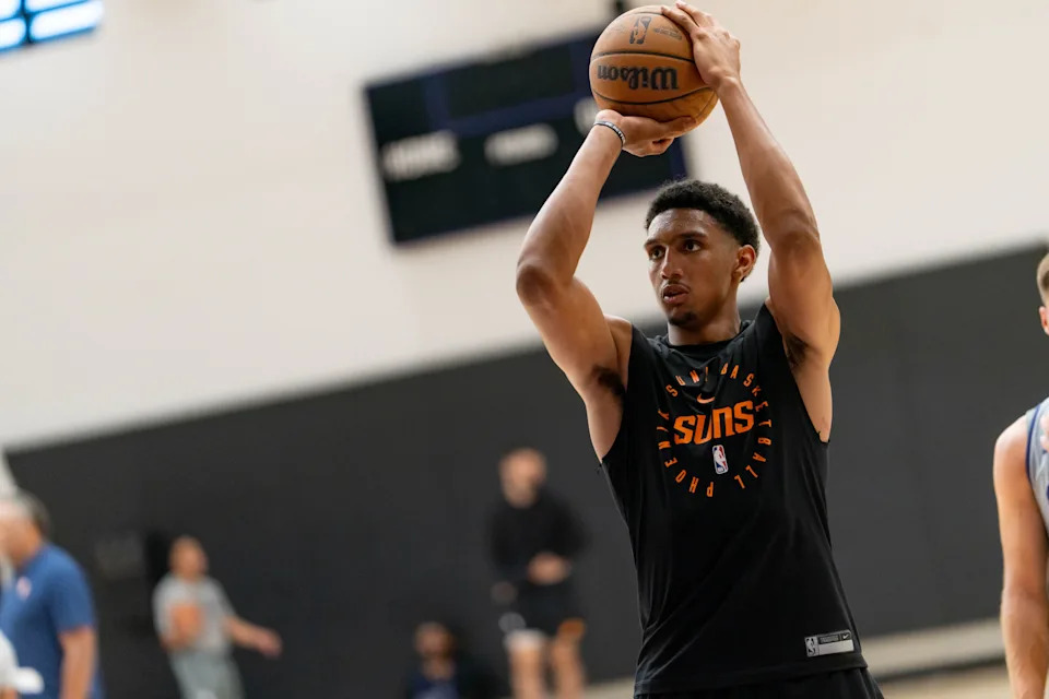 Phoenix Suns forward Ryan Dunn shoots hoops during the second day of training camp at Verizon 5G Performance Center in Phoenix on Sept. 26, 2025.