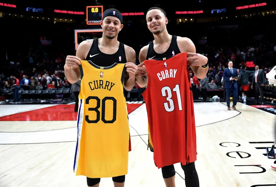 Seth Curry (l) and Stephen Curry (r) in 2018. AP