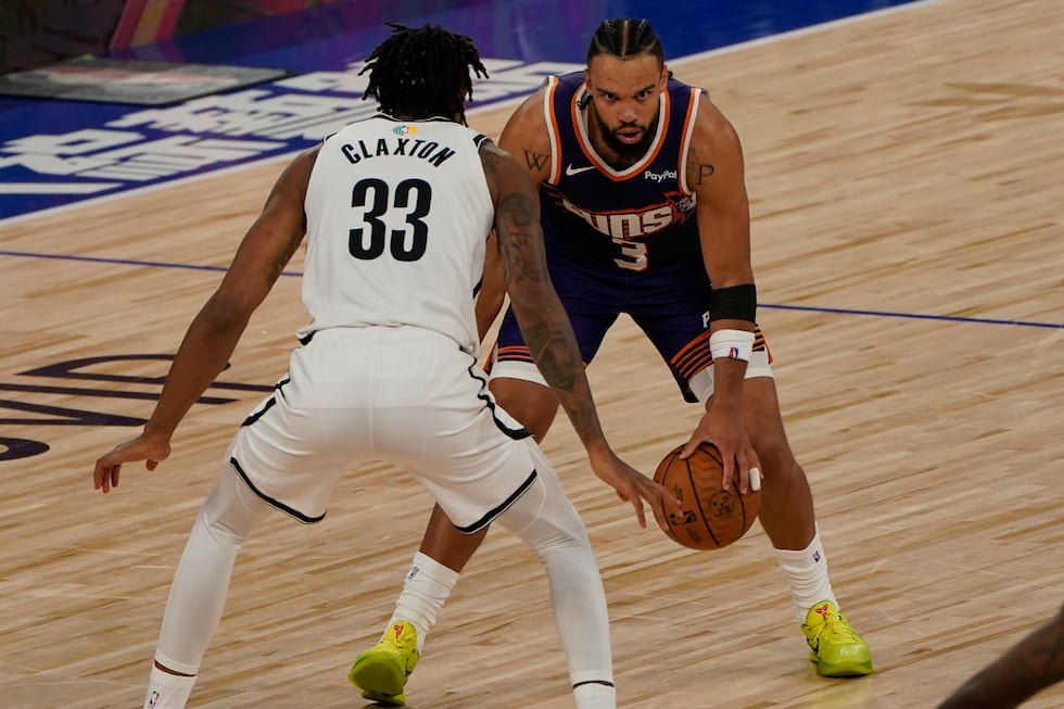 Brooklyn Nets center Nic Claxton (33) guards Phoenix Suns guard/forward Dillon Brooks (3)...