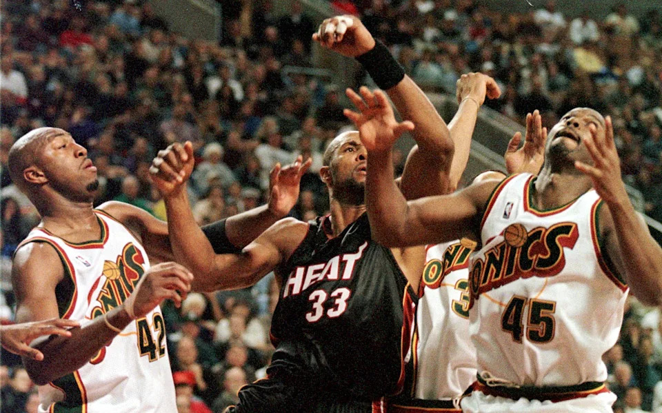 Seattle SuperSonics Vin Baker (L) and Chuck Person (R) battle Miami Heat's Alonzo Mourning (C) for a rebound during first quarter action of their game in Seattle 11 December 1999. Seattle won the game 92-88. AFP PHOTO/Dan LEVINE (Photo by DAN LEVINE / AFP) (Photo by DAN LEVINE/AFP via Getty Images)
