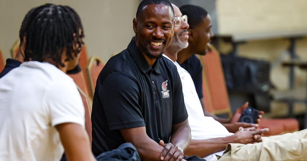 Coffee with Crawford | DeJuan Wheat finds his head-coach voice in first year at Simmons | Sports