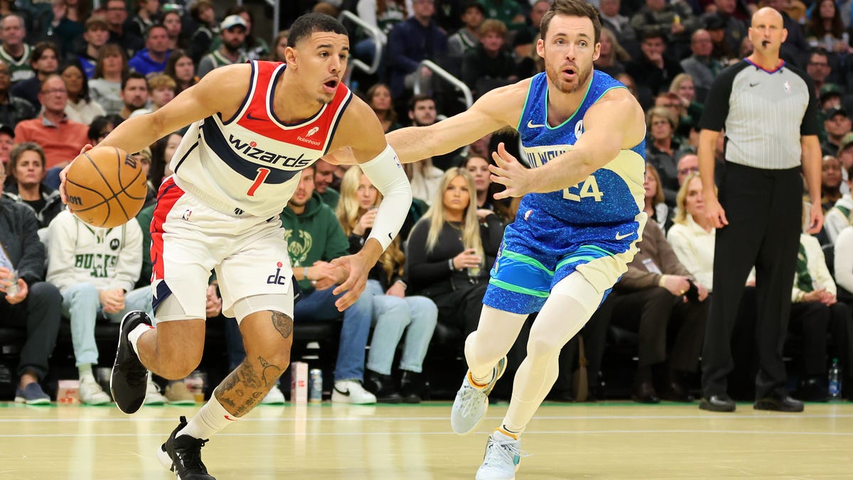 Former Badgers star Johnny Davis signs Exhibit 10 deal with Bucks