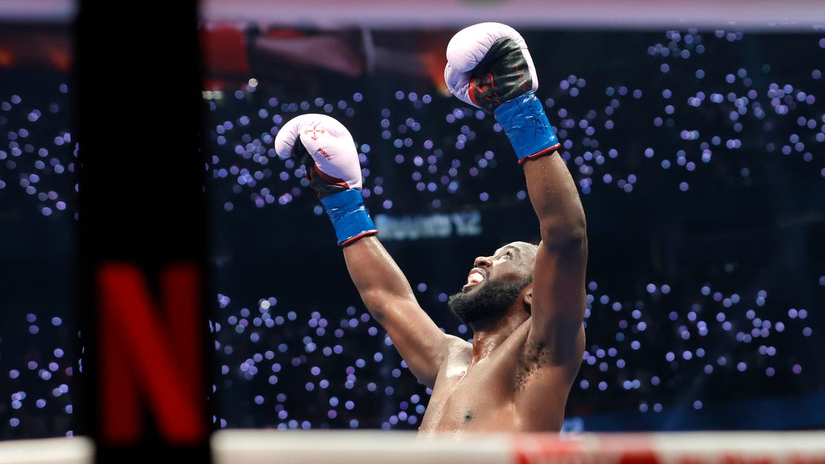Suns honor boxing champion Terence Crawford at win against the Lakers