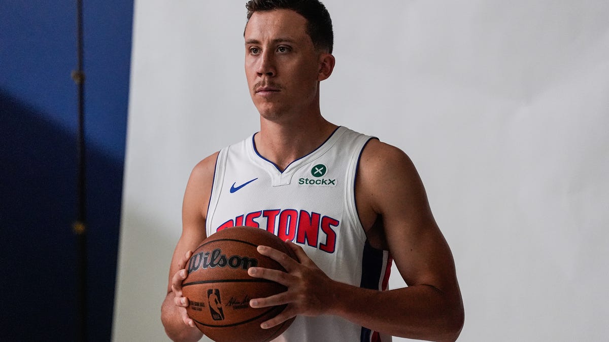 Former Michigan stars debut in Pistons uniforms