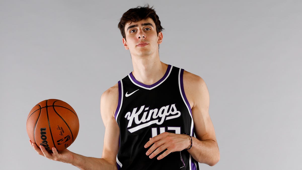 Zach LaVine assisted Maxime Raynaud with an incredible gesture