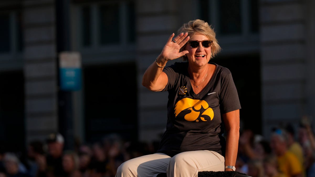 Former Iowa women's basketball coach to join Big Ten Network crew