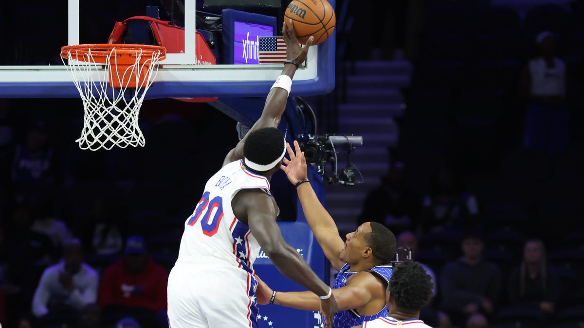 Adem Bona receives advice from 2 different Sixers on fouling issues