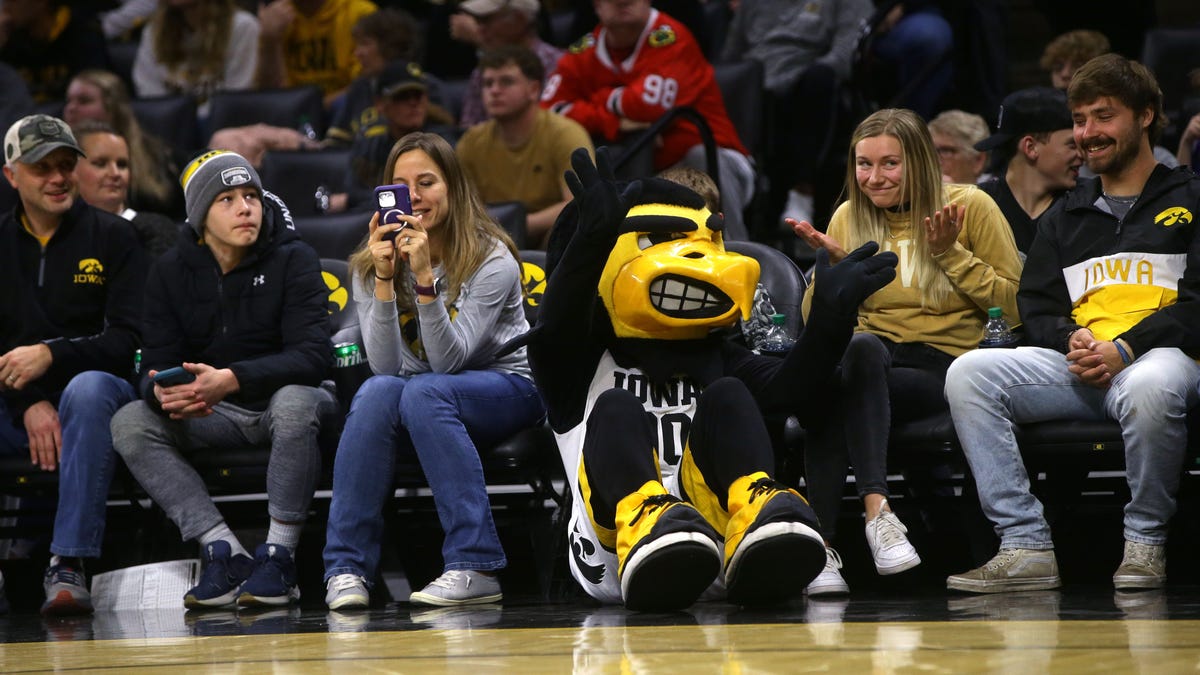 Fans get first look at new courtside Iowa basketball student seating