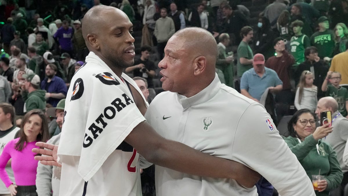 Khris Middleton has emotional reaction in return to Milwaukee