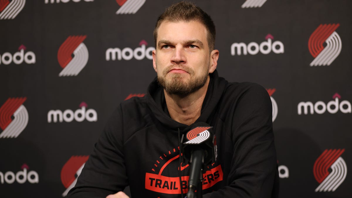 Tiago Splitter coaching Trail Blazers with Chauncey Billups on leave