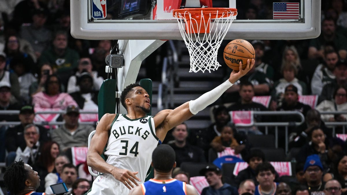 Bucks complete comeback, top Knicks 121-111