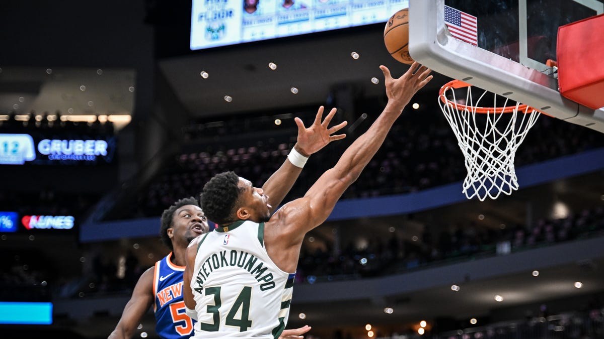 Giannis Antetokounmpo shouts "This is my city!" vs. Knicks